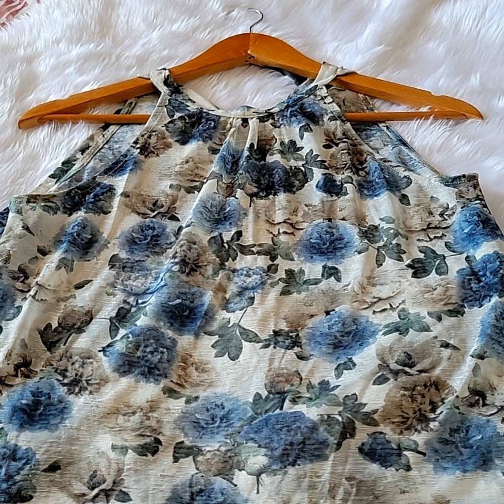 Medium size top with blue/tan floral on cream base